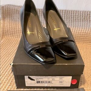Women's Black Pumps 100% leather with patent leather heel, and front.